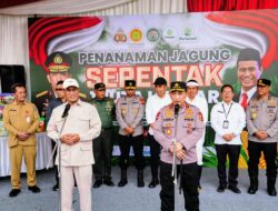 Gerakan 1 Juta Hektare Jagung: Sinergi Polri dan Kementrian Pertanian Wujudkan Swasembada Pangan 2025  Subang.Dalam upaya mendukung program swasembada pangan nasional yang dicanangkan Presiden Republik Indonesia, Kapolri bersama Menteri Pertanian melaksanakan kunjungan kerja sekaligus meluncurkan kegiatan penanaman jagung serentak  1 juta hektare. Acara ini berlangsung di Desa Karang Mukti, Kecamatan Cipendeuy, Kabupaten Subang, Jawa Barat, dari pukul 09.00 hingga 11.30 WIB.  Turut hadir dalam kegiatan tersebut sejumlah pejabat tinggi, di antaranya Irwasum Polri, Kadiv Humas Polri, Kadiv TIK Polri beserta jajaran, Sekjen dan Irjen Kementerian Pertanian, Kapolda Jawa Barat, Pj Gubernur Jawa Barat, Bupati Subang, Bupati Purwakarta, kepala dinas terkait beserta forkopimda daerah Jawa Barat.  Acara ini dimulai dengan paparan oleh Ketua Gugus Tugas Ketahanan Pangan, Komjen Pol Prof. Dr. Dedy Prasetyo, yang menekankan pentingnya sinergi lintas sektor dalam mencapai target swasembada jagung. Dilanjutkan dengan dialog interaktif yang melibatkan Kapolri, Menteri Pertanian, dan para Kapolda di berbagai wilayah untuk memantau kesiapan masing-masing daerah.  Puncak acara ditandai dengan peresmian program penanaman jagung 1 juta hektare oleh Menteri Pertanian, Kapolri, Itwasum Polri, Pj Gubernur Jawa Barat, dan perwakilan kementerian lainnya. Kegiatan ini juga diramaikan dengan penyerahan bantuan kepada petani berupa 6 unit hand traktor, 5 alat penanaman jagung, serta 200 paket sembako.  Pada lahan seluas 13 hektare, bibit jagung unggulan jenis hybrida (Asia Gold) mulai ditanam secara simbolis. Inisiatif ini diharapkan mampu menghasilkan panen berkualitas tinggi dan menjadi langkah konkret dalam memenuhi kebutuhan pangan nasional.  Menteri Pertanian Dr. Ir. H. Andi Amran Sulaiman, M.P. menyampaikan apresiasi kepada Kepolisian Republik Indonesia atas dukungannya dalam program swasembada pangan. Ia menegaskan bahwa Indonesia menghadapi tantangan besar di tengah krisis pangan global, dengan fokus pada produksi jagung, pangan bergizi, biofuel, dan hilirisasi.  “Target 1 juta hektare ini menjadi langkah signifikan menuju swasembada. Dengan produktivitas minimal 7 ton per hektare, Indonesia dapat menghasilkan tambahan 5 juta ton jagung untuk mencukupi kebutuhan domestik dan ekspor. Kreativitas Polri dalam mengembangkan benih unggul juga akan kami dukung sepenuhnya,” ujar Menteri Pertanian.  Kapolri Jenderal Polisi Drs.Listyo Sigit Prabowo, M.Si. dalam sambutannya menegaskan komitmen Polri dalam menjalankan arahan Presiden untuk mendukung ketahanan pangan nasional. Ia memaparkan bahwa target 1 juta hektare lahan jagung diharapkan tercapai tahun ini dengan produktivitas yang maksimal.  “Kami sangat mengapresiasi kerja keras jajaran Polri dan masyarakat. Inovasi yang lahir di Jawa Timur, dengan benih unggul yang mampu menghasilkan hingga 20 ton per hektare, menjadi langkah nyata dalam mendukung swasembada,” ungkap Kapolri.