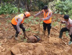 Brimob Bergerak Bantu Evakuasi Korban Banjir dan Longsor di Jateng