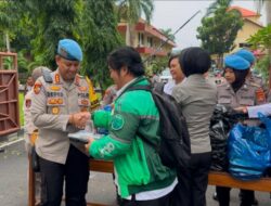 Polri Peduli: Bid Propam Polda NTB Bagikan 100 kotak Sarapan Gratis untuk Driver Ojek Online