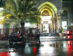 Polisi Siaga Saat Tarawih, Ramadan di Lombok Barat Makin Kondusif