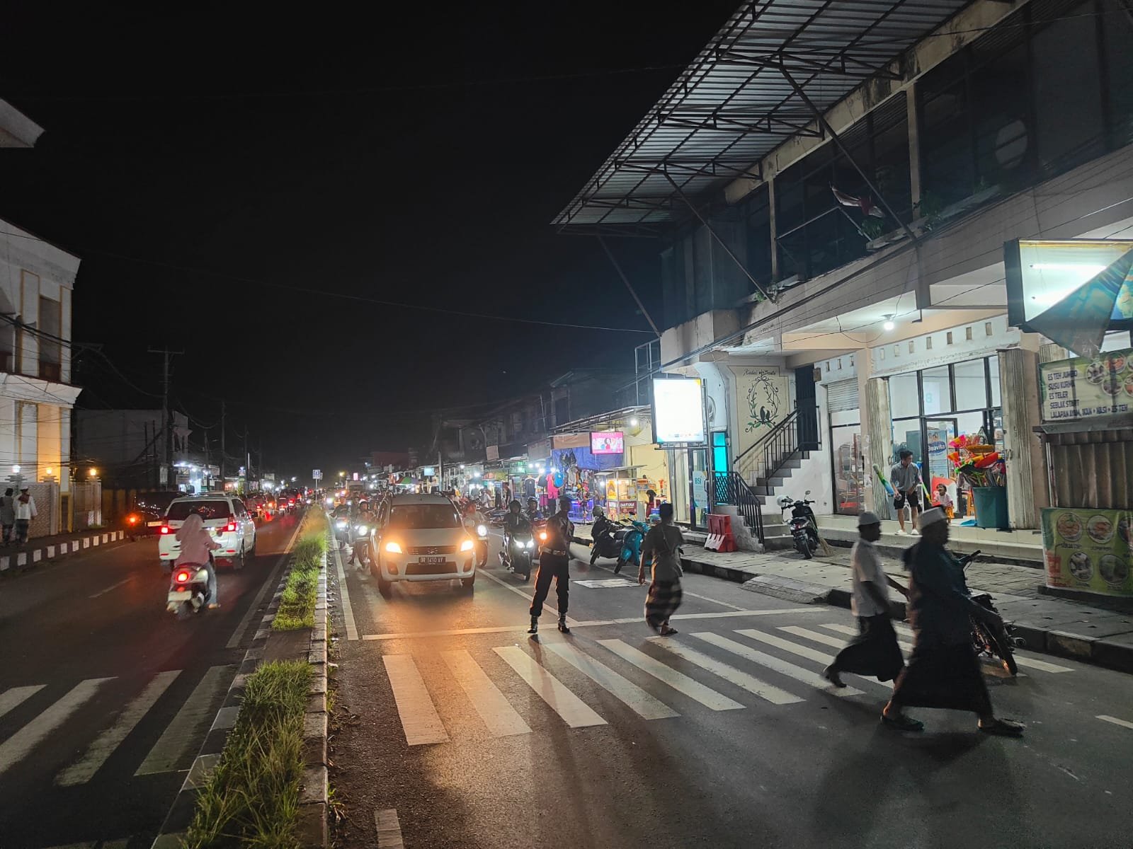 Suasana Khusyuk Tarawih di Kediri, Polisi Siaga Amankan Ibadah