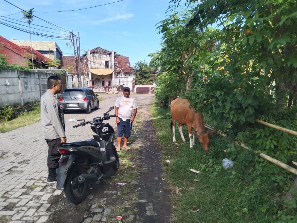 Sosialisasi Pangan Sehat: Bhabinkamtibmas Ajak Warga Tanam Sayur