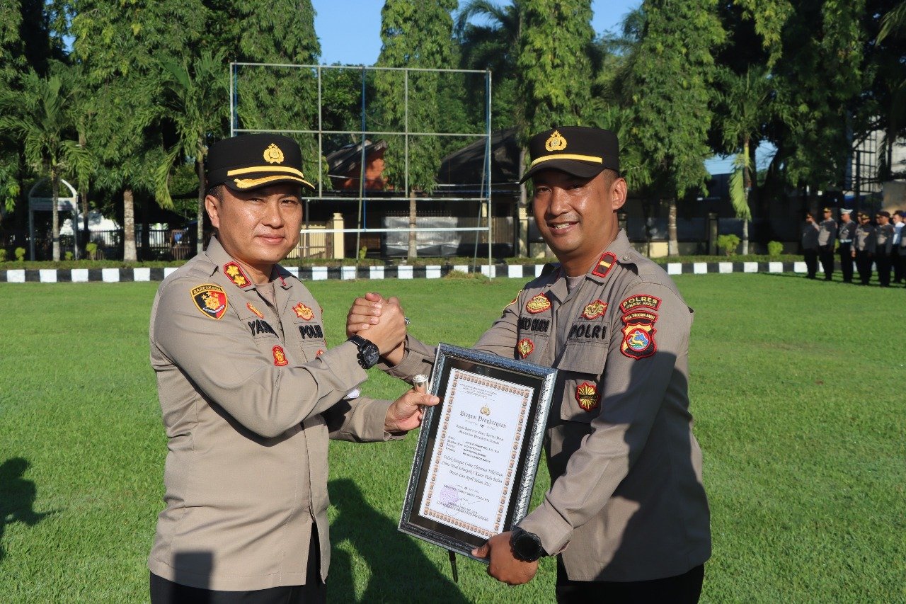 Kapolres Lombok Barat Berikan Penghargaan Kepada Personel Berprestasi, Tingkatkan Motivasi Kerja