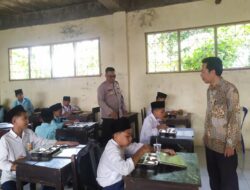 Polsek Lembar Pastikan Makanan Sehat Sampai ke Tangan Siswa