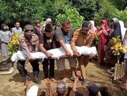 Anggota Polsek Buluspesantren Ikut Menggali Makam demi Bantu Sahabatnya