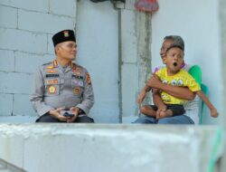 Polisi Beri Bantuan Kursi Roda untuk Penderita Celebral Palsy-Lansia di Bekasi dan Karawang