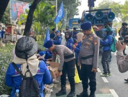 Polisi Bagikan 500 Duz Air Mineral Dan Permen Untuk Massa Buruh Di DPR
