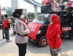 Aksi Humanis Polres Pelabuhan Tanjung Priok Bagikan Minum dan Roti Saat Buruh Rayakan May Day