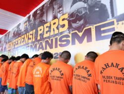 POLDA RIAU KONFERENSI PERS PENGUNGKAPAN KASUS PREMANISME/KEJAHATAN JALANAN HASIL OPERASI PEKAT LANCANG KUNING 2025