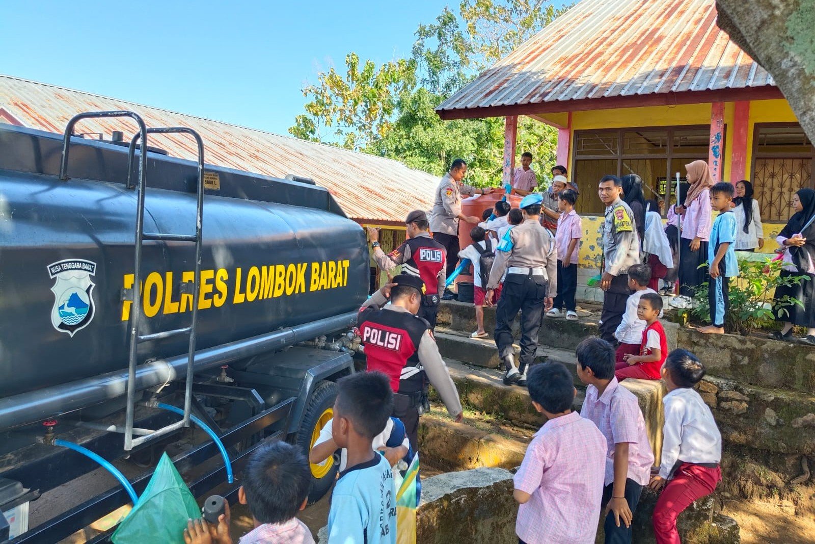Polres Lombok Barat Salurkan 5.000 Liter Air Bersih, Wujud Kepedulian di Hari Bhayangkara Ke-79