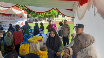 Mapolda NTB Ramai, Polsek labuapi Dampingi Warga Labuapi Ikuti Bakti Kesehatan Polri