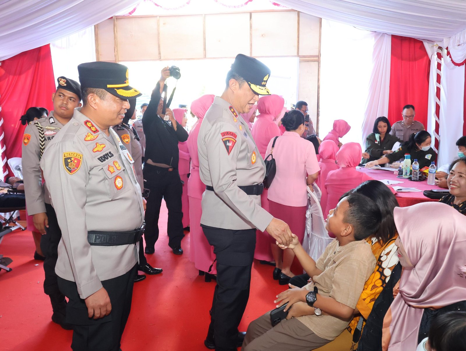 Saat Kunker di Polres Bartim, Kapolda Bersama Ketua Bhayangkari Daerah Kalteng Beri Tali Asih ke Personel yang Sakit, Warakawuri dan Masyarakat