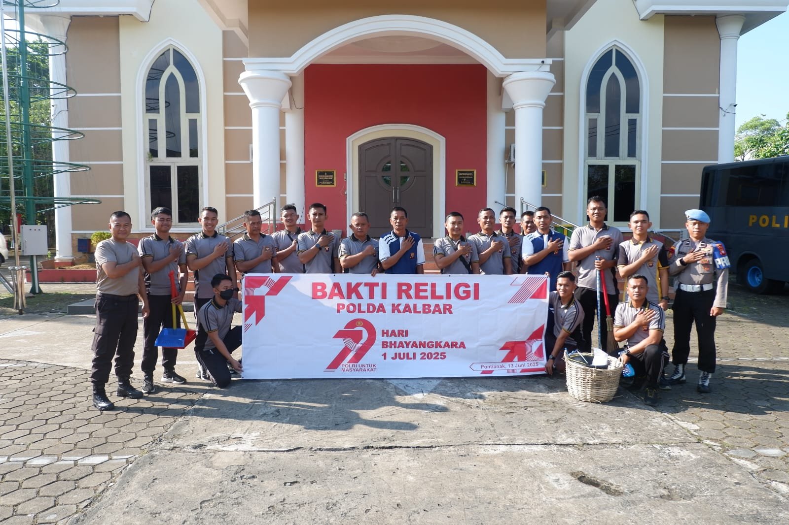 Wujudkan Harmoni Antar Umat Beragama, Polda Kalbar Gelar Bakti Religi Serentak Sambut Hari Bhayangkara ke-79