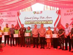 Polda Sulut Serahkan 200 Paket Bansos kepada Pengemudi Ojol