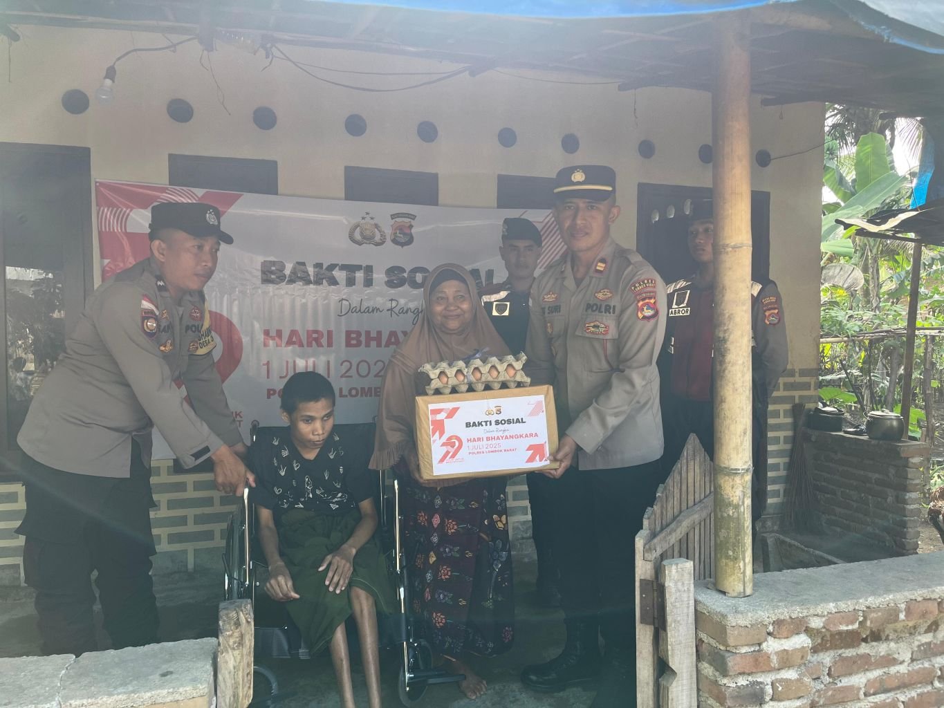 Lombok Barat, NTB – Dalam rangka menyambut Hari Bhayangkara ke-79 yang jatuh pada 1 Juli 2025, Polsek Sekotong, Polres Lombok Barat, Polda NTB, menggelar kegiatan bakti sosial di Dusun Bertong, Desa Cendimanik, Kecamatan Sekotong, Kabupaten Lombok Barat, pada Selasa (24/6/2025). A cara yang berlangsung mulai pukul 08.30 WITA ini menjadi wujud nyata kepedulian Polri terhadap masyarakat, khususnya mereka yang membutuhkan. Semangat Kebersamaan dalam Pengabdian Kegiatan bakti sosial ini dihadiri langsung oleh Kapolsek Sekotong IPTU I Ketut Suriarta, S.H., M.I.Kom., didampingi Kanit Binmas Polsek Sekotong AIPDA I Komang Sunantara, Ps. Kasium Polsek Sekotong AIPDA Amala, serta Bhabinkamtibmas Desa Cendimanik AIPDA Saepul Rahman. Sejumlah personel Polsek Sekotong turut hadir, berbaur dengan hangat bersama warga Dusun Bertong, Desa Cendimanik. Menurut IPTU I Ketut Suriarta, kegiatan ini adalah bagian dari komitmen Polri untuk selalu hadir di tengah masyarakat. "Bakti sosial ini merupakan bentuk pengabdian dan kepedulian kami dari Polsek Sekotong terhadap masyarakat, terutama bagi saudara-saudara kita penyandang disabilitas fisik, lumpuh, dan tunanetra," ujarnya. "Kami ingin mempererat hubungan antara Polri dan masyarakat, khususnya di Dusun Bertong ini." Bantuan Kursi Roda dan Sembako untuk Warga Disabilitas Fokus utama dari bakti sosial kali ini adalah memberikan dukungan kepada warga yang mengalami disabilitas. Dalam kesempatan tersebut, Polsek Sekotong menyerahkan bantuan berupa kursi roda dan sembako. Salah satu penerima bantuan adalah Saudara Hamdani, seorang remaja berusia 15 tahun, putra dari Bapak Mahyun dan Ibu Salmah, warga Dusun Bertong. Penyerahan bantuan ini diharapkan dapat meringankan beban dan meningkatkan kualitas hidup para penerima manfaat. Kursi roda yang diberikan akan mempermudah mobilitas Hamdani dalam beraktivitas sehari-hari, sementara bantuan sembako diharapkan dapat memenuhi kebutuhan dasar keluarga. Memupuk Sinergi dan Toleransi Menjelang Hari Bhayangkara ke-79 Kegiatan bakti sosial ini merupakan salah satu rangkaian penting dalam menyambut Hari Bhayangkara ke-79. Melalui kegiatan semacam ini, Polsek Sekotong tidak hanya menunjukkan komitmennya dalam menjaga keamanan dan ketertiban, tetapi juga dalam membangun sinergi yang kuat dengan masyarakat. Ini juga menjadi ajang untuk menumbuhkan nilai-nilai toleransi dan kepedulian, terutama terhadap mereka yang rentan dan membutuhkan uluran tangan. "Kami berharap kegiatan seperti ini dapat terus terlaksana dan memberikan dampak positif yang nyata bagi masyarakat," tambah IPTU I Ketut Suriarta. "Ini adalah wujud nyata bahwa Polri selalu ada untuk rakyat, siap melayani, mengayomi, dan melindungi." Kegiatan bakti sosial ini berjalan lancar, aman, dan tertib, berakhir pada pukul 10.15 WITA. Antusiasme warga dan kolaborasi antara Polri dengan masyarakat Dusun Bertong menjadi cerminan eratnya hubungan yang terjalin. Polsek Sekotong terus berkomitmen untuk memberikan pelayanan terbaik dan berkontribusi positif bagi kemajuan serta kesejahteraan masyarakat di wilayah Kecamatan Sekotong.