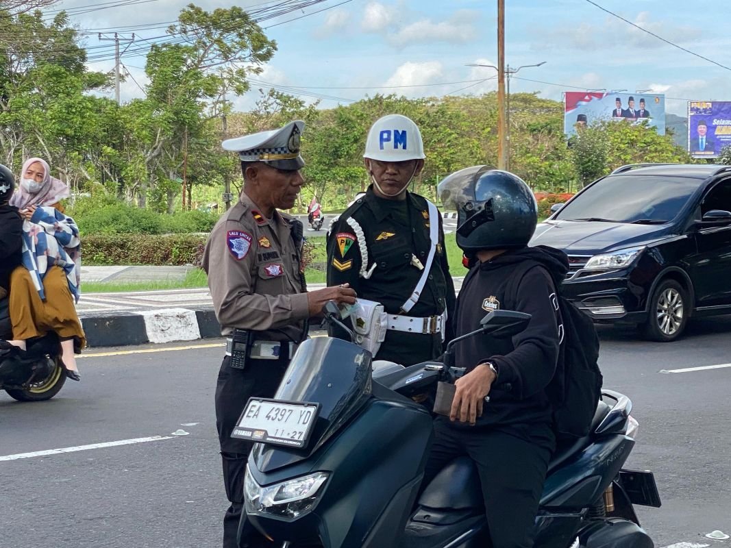 Edukasi dan Teguran Persuasif Warnai Operasi Patuh di Timur Bundaran GMS, Lombok Barat