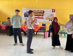 Pelajar SMKN 2 Gerung Dapat Pembekalan Safety Riding dari Satlantas Lombok Barat