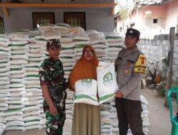 Bhabinkamtibmas Polsek Woha Mengawal Pendistribusian Bantuan Beras Bagi Warga Binaannya
