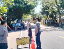 Polsek Lembar Cegah Pohon Tumbang di Jalan Utama Datu Kedaro