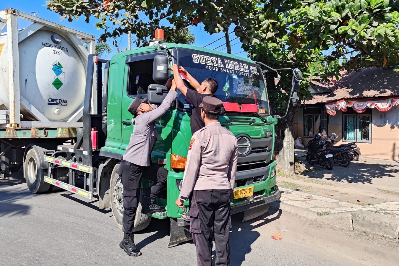 Polsek Pelabuhan Lembar Bagikan Bendera Merah Putih kepada Sopir Truk Sambut HUT RI ke-80
