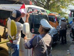 Tugu Tank Gerung Jadi Titik Patriotisme: Polantas Bagikan Bendera Merah Putih