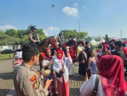 Masyarakat Antusias Rayakan HUT RI ke-80, Pasukan Berkuda Turangga Polri Jadi Perhatian Publik