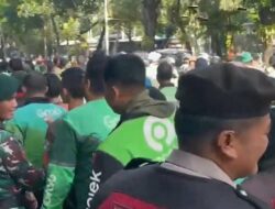 Ratusan Pengemudi Ojol Gelar Aksi Damai Tebar Mawar di Kawasan Monas