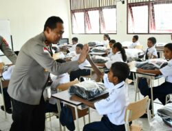 Kapolda NTT Nyalakan Semangat Belajar 100 Siswa SRM 19 Naibonat, Wujudkan Visi Prabowo untuk Pendidikan Indonesia Unggul