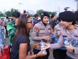 Aksi Humanis, Polwan Bagikan Air Mineral dan Roti untuk Massa Demo di Depan DPR