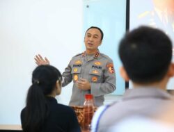 Kadiv Humas Beri Motivasi dan Pemahaman Tugas Kepolisian Pada Siswa Labschool Kebayoran