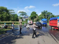 Aksi Sigap Polsek Gerung Tangani Solar Tumpah di Jalan Utama Lombok Barat