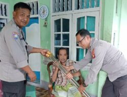 Polri Hadir untuk Masyarakat: Bantuan Tongkat Disalurkan di Desa Lembar Selatan, Lombok Barat