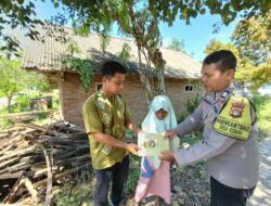 Aksi Nyata Polri: Polsek Sekotong Salurkan Bantuan Sosial di Desa Kedaro Lombok Barat