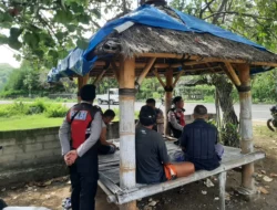 Empat Personel Polsek Sekotong Patroli Dialogis di Gunung Ketapang