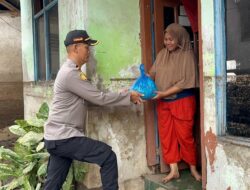Ringankan Beban Sesama, Kapolres Bima Melalui Kapolsek Madapangga Salurkan Bantuan Sembako Bagi Warga Terdampak Banjir di Desa Monggo dan Desa Ncandi