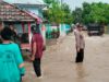 Demi Kemanusiaan, Bhabinkamtibmas Polsek Madapangga dan Babinsa Rela Basah Kuyup Menerjang Banjir Bantu Evakuasi Warga