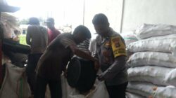 Jaga Kualitas, Polri Bantu Petani Lombok Barat Pipil Jagung