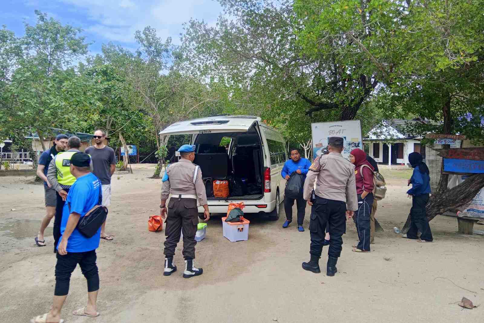 Patroli Dialogis Polsek Sekotong Sasar Wisatawan Pesisir Pantai