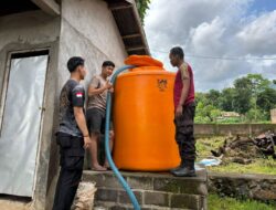 Aksi Sosial dan Cepat Tanggap, Satsamapta Polres Bima Salurkan Bantuan 5000 Liter Air Bersih di Gereja Santo Yohanes Maria Vianei
