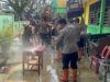 POLRI MELALUI BRIMOB POLDA SUMUT MEMBANTU PEMBERSIHAN PASCA BENCANA BANJIR YANG MERENDAM SMP NEGERI 1 TANJUNG PURA